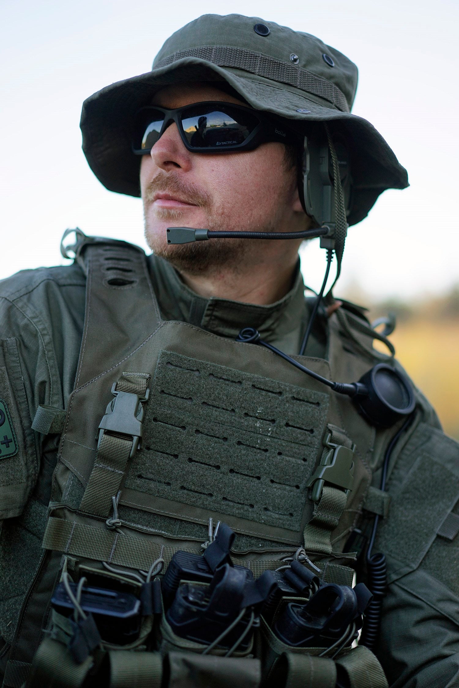 Chaleco táctico modular Cordura 500D color coyote, portaplacas compatible con MOLLE/PALS y placas SAPI