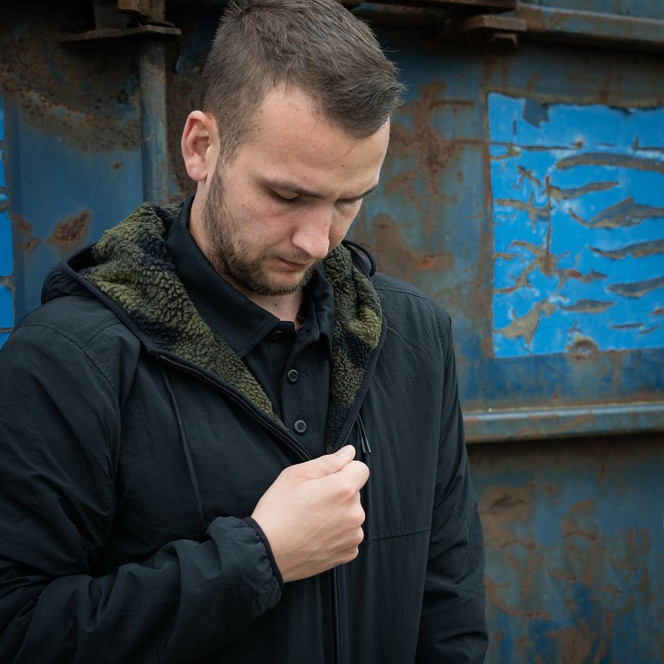 Chaqueta reversible softshell negra y verde con forro sherpa y capucha ajustable
