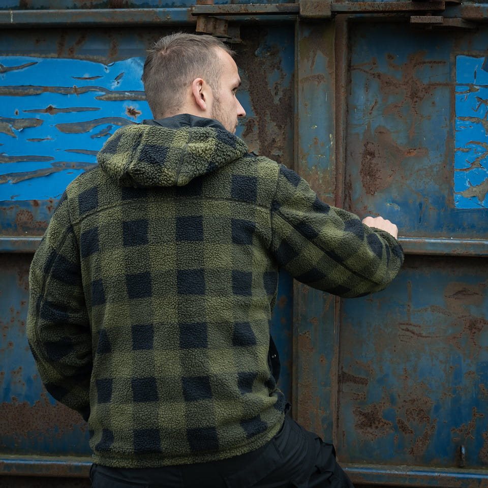 Chaqueta reversible softshell negra y verde con forro sherpa y capucha ajustable