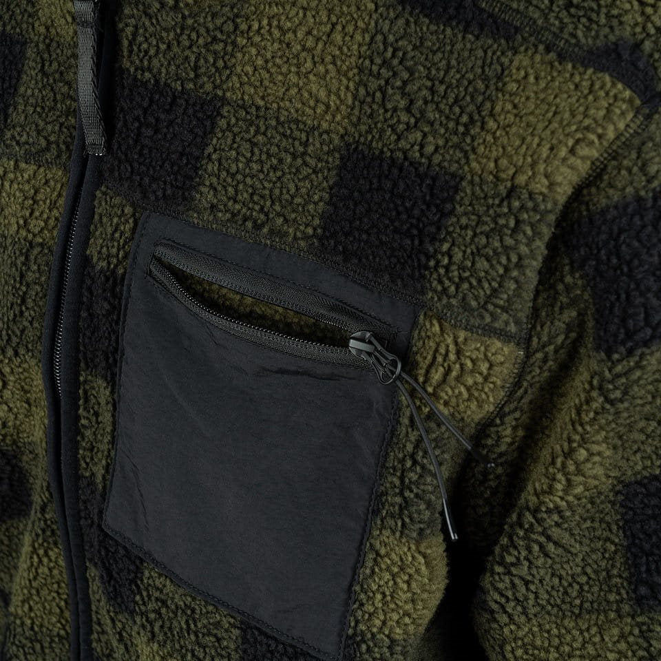 Chaqueta reversible softshell negra y verde con forro sherpa y capucha ajustable