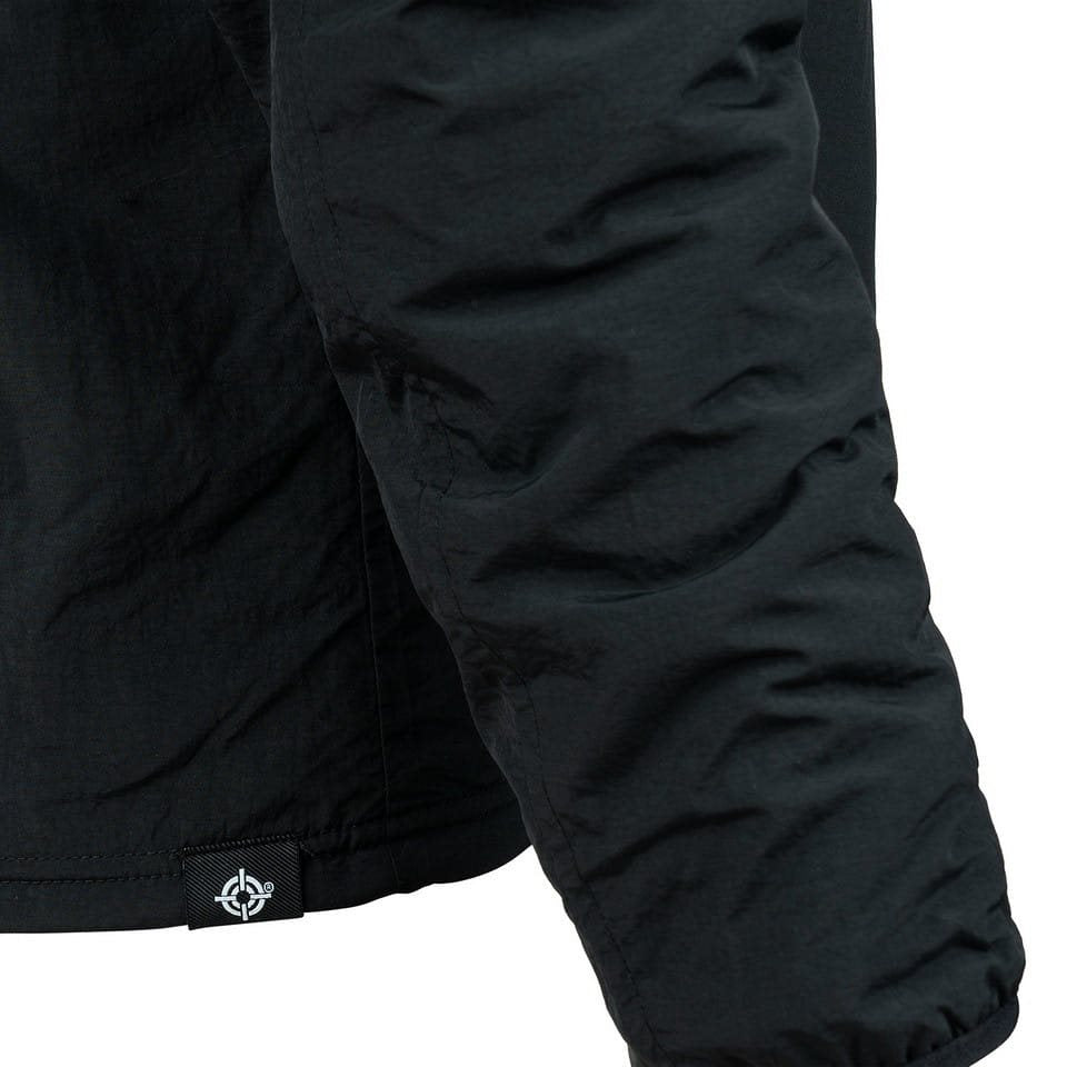 Chaqueta reversible softshell negra y verde con forro sherpa y capucha ajustable