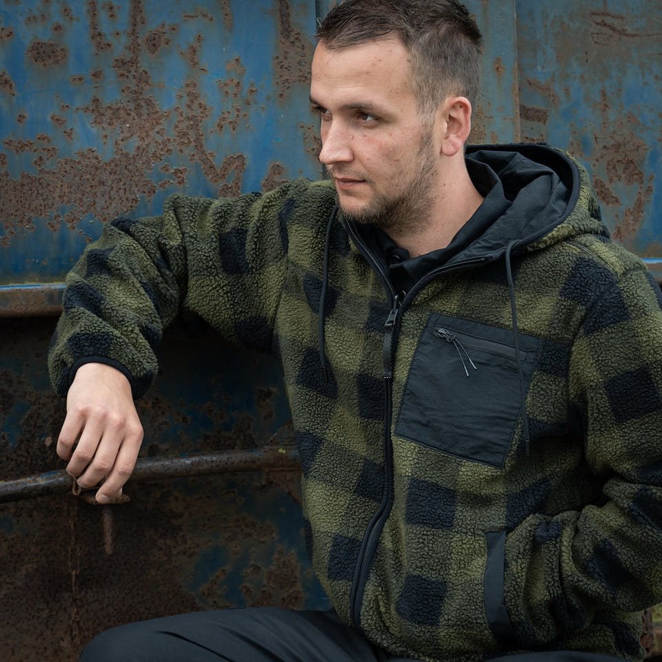 Chaqueta reversible softshell negra y verde con forro sherpa y capucha ajustable