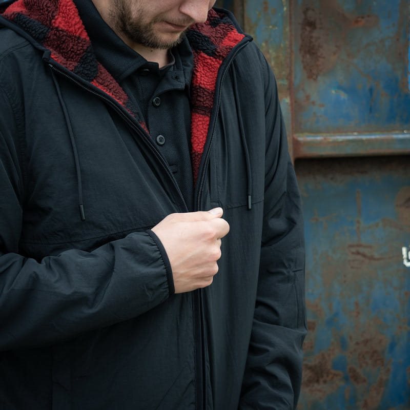 Chaqueta reversible Sherpa Softshell negra y roja con capucha ajustable