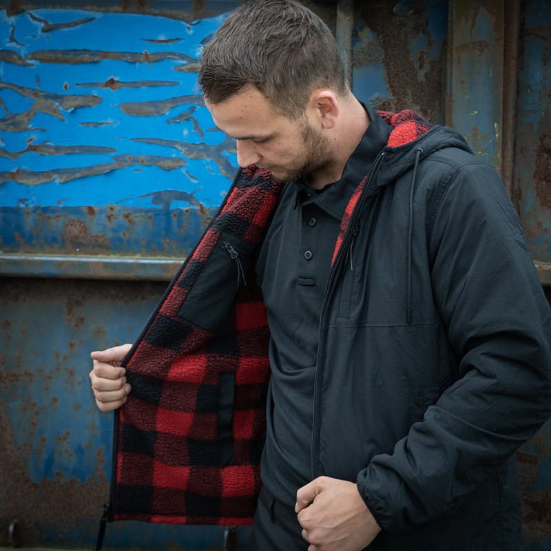 Chaqueta reversible Sherpa Softshell negra y roja con capucha ajustable