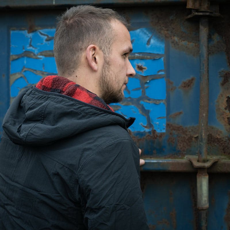 Chaqueta reversible Sherpa Softshell negra y roja con capucha ajustable