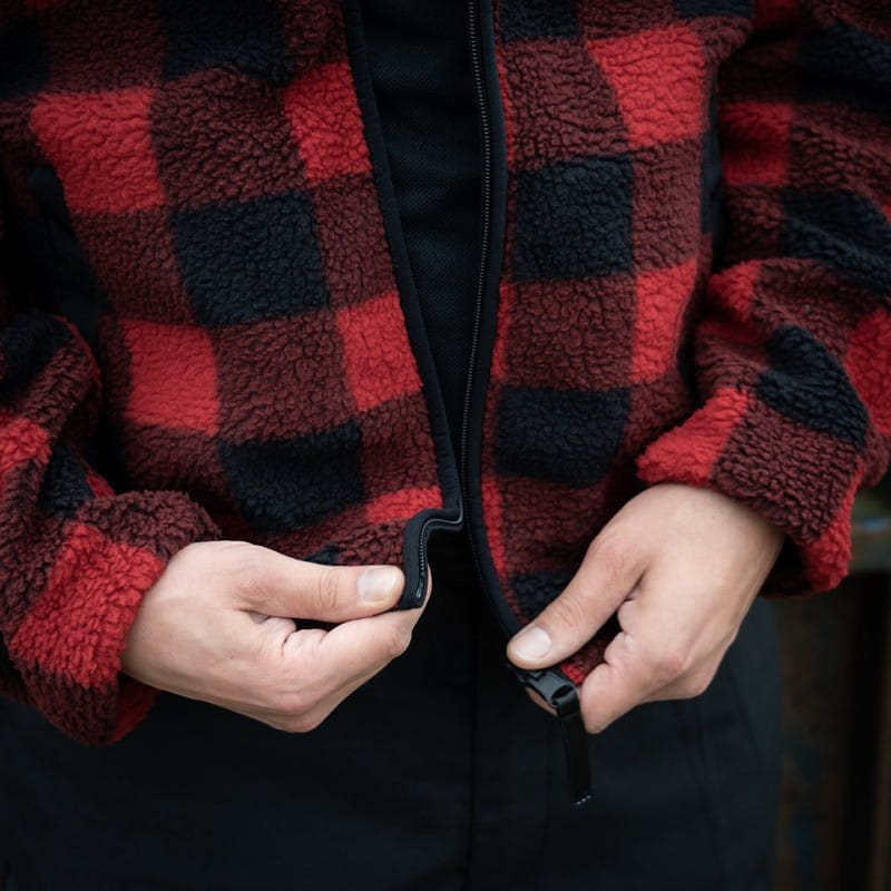 Chaqueta reversible Sherpa Softshell negra y roja con capucha ajustable