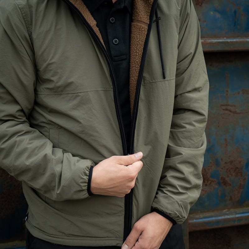 Chaqueta reversible softshell impermeable y sherpa con capucha ajustable coyote/verde