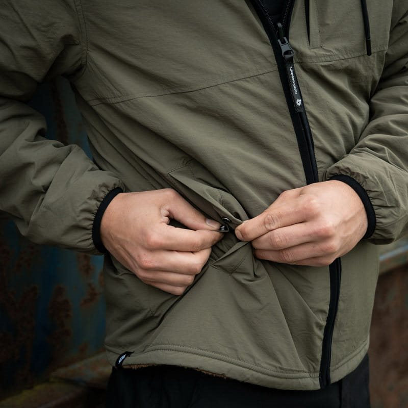 Chaqueta reversible softshell impermeable y sherpa con capucha ajustable coyote/verde
