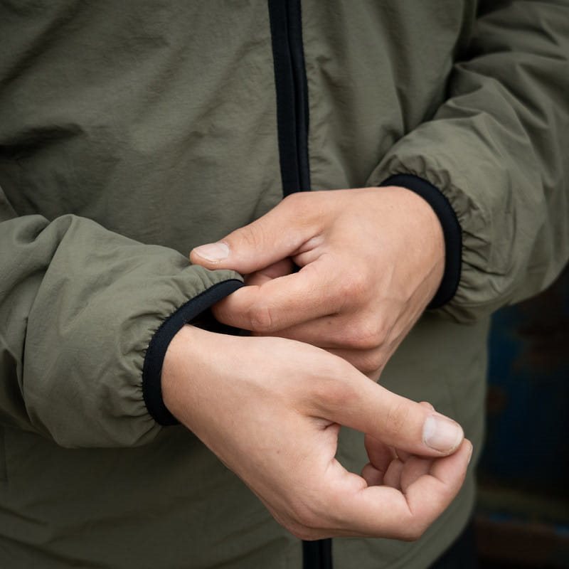 Chaqueta reversible softshell impermeable y sherpa con capucha ajustable coyote/verde