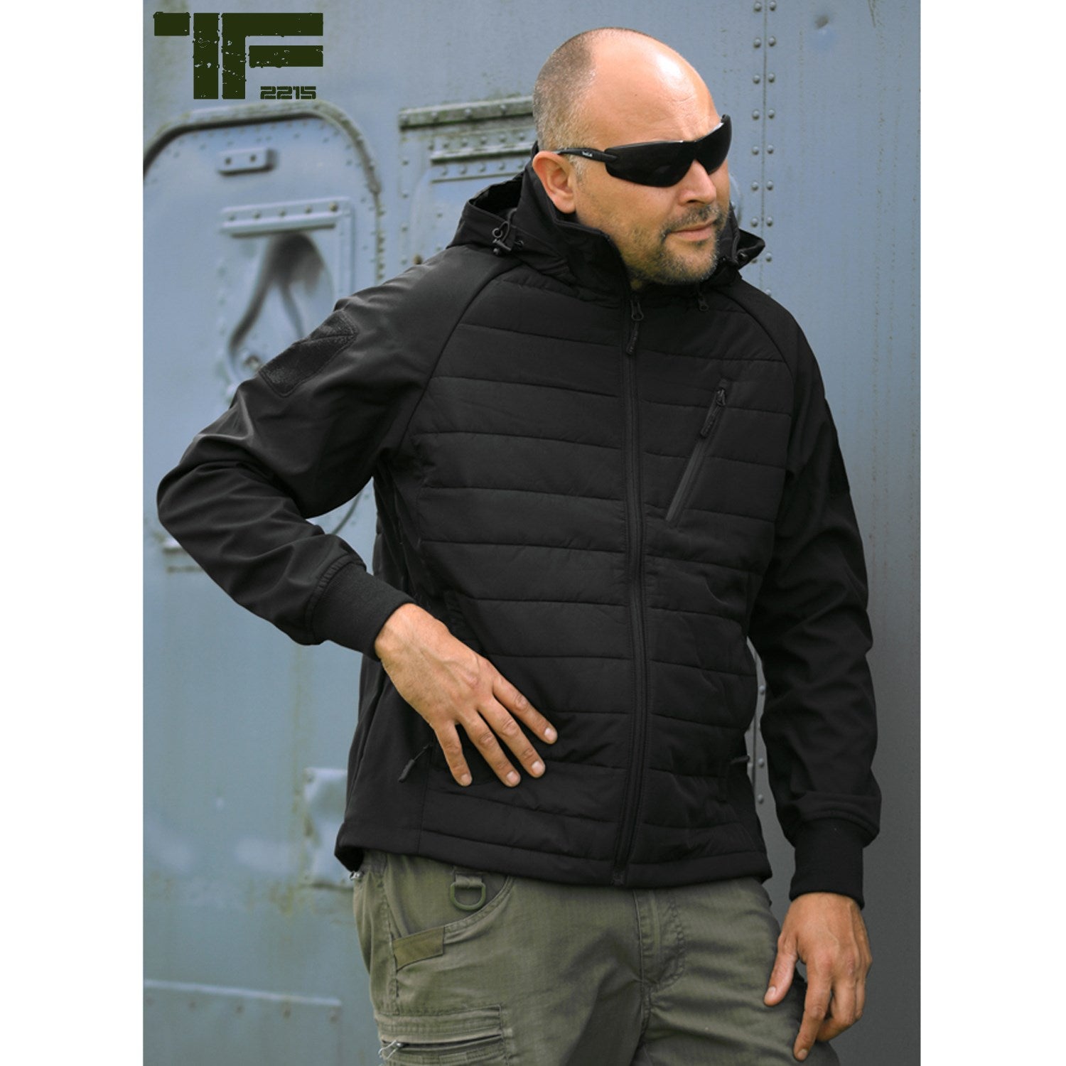 Chaqueta MOJAVE negra TF 2215 con aislamiento Dupont® Sorona, capucha integrada y 5 bolsillos