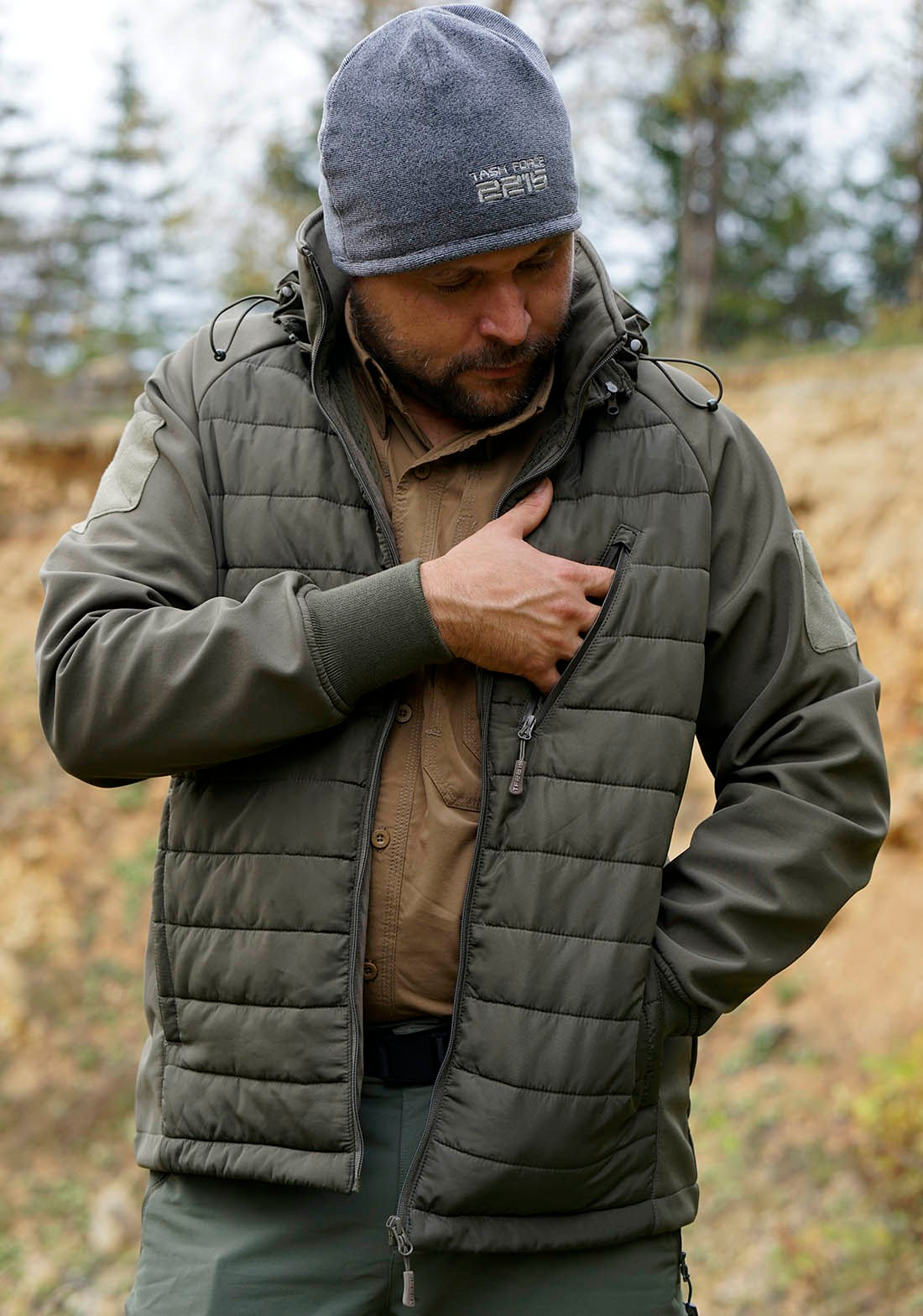 Chaqueta MOJAVE TF 2215 vista frontal con capucha integrada en el cuello y cinco bolsillos