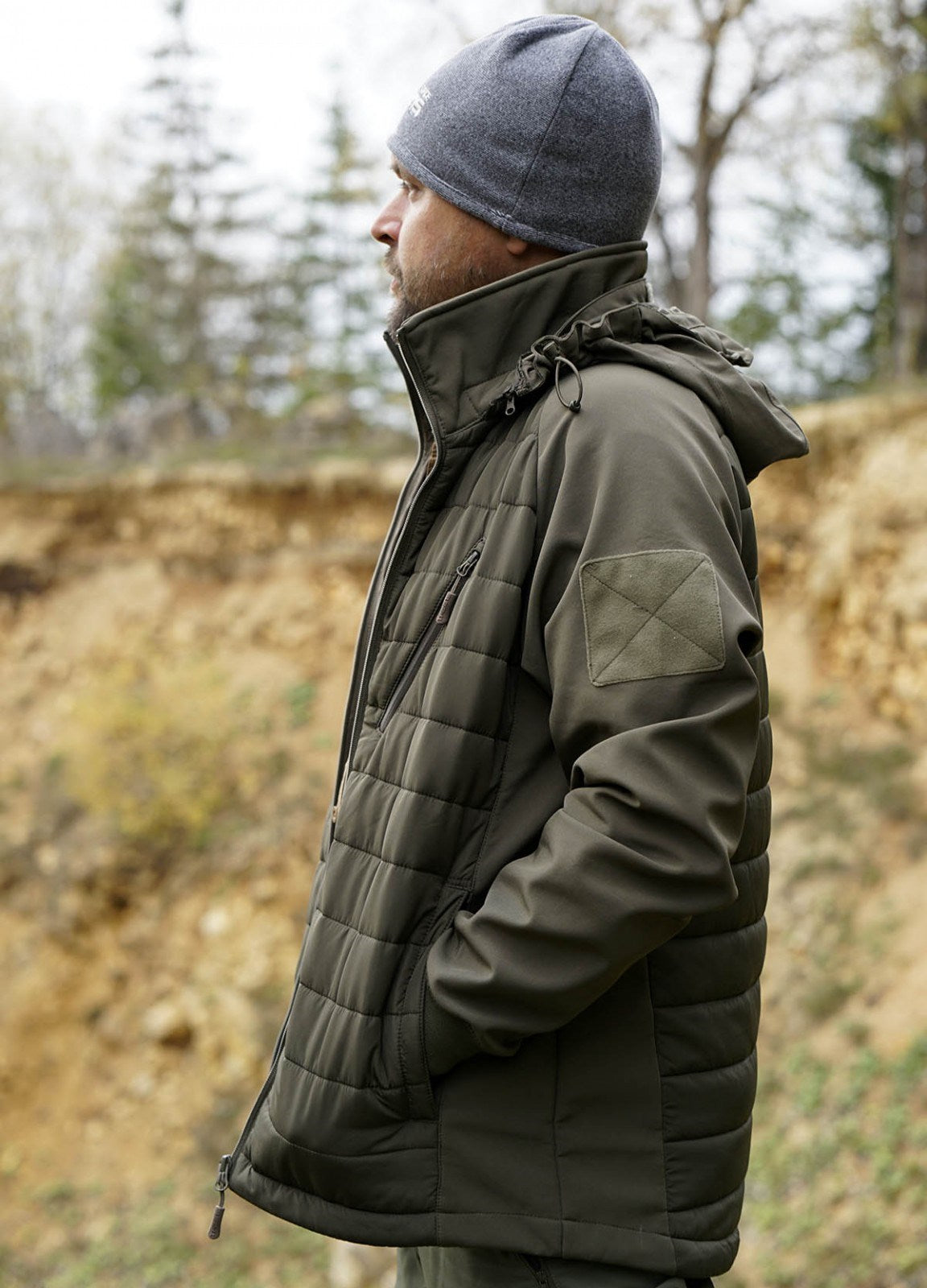 Chaqueta MOJAVE TF 2215 vista frontal con capucha integrada en el cuello y cinco bolsillos
