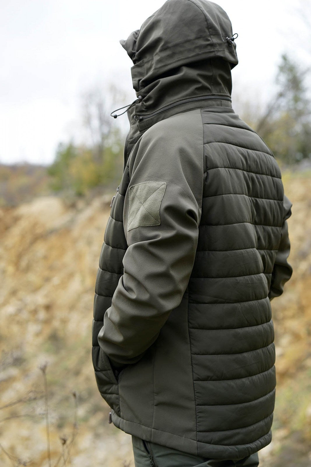 Chaqueta MOJAVE TF 2215 vista frontal con capucha integrada en el cuello y cinco bolsillos