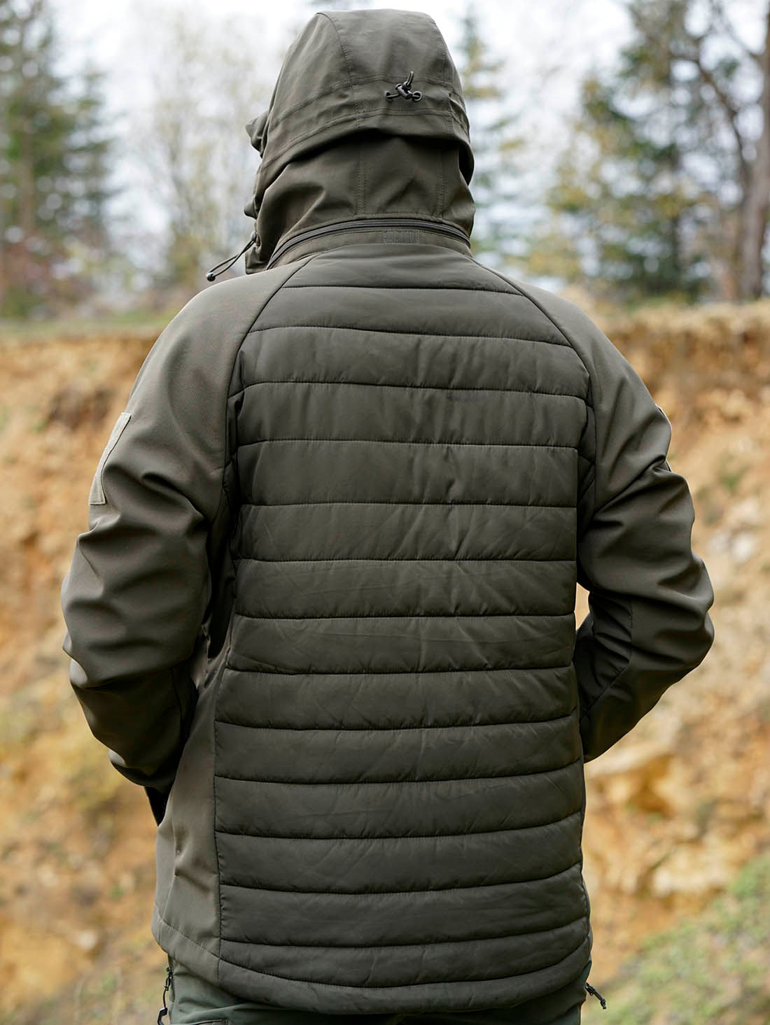 Chaqueta MOJAVE TF 2215 vista frontal con capucha integrada en el cuello y cinco bolsillos