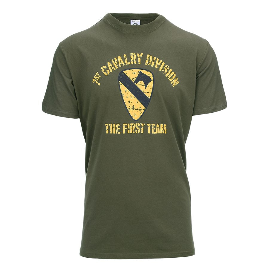 Camiseta 1st Cavalry Division con logo bicolor y textos '1st Cavalry Division' y 'The First Team'