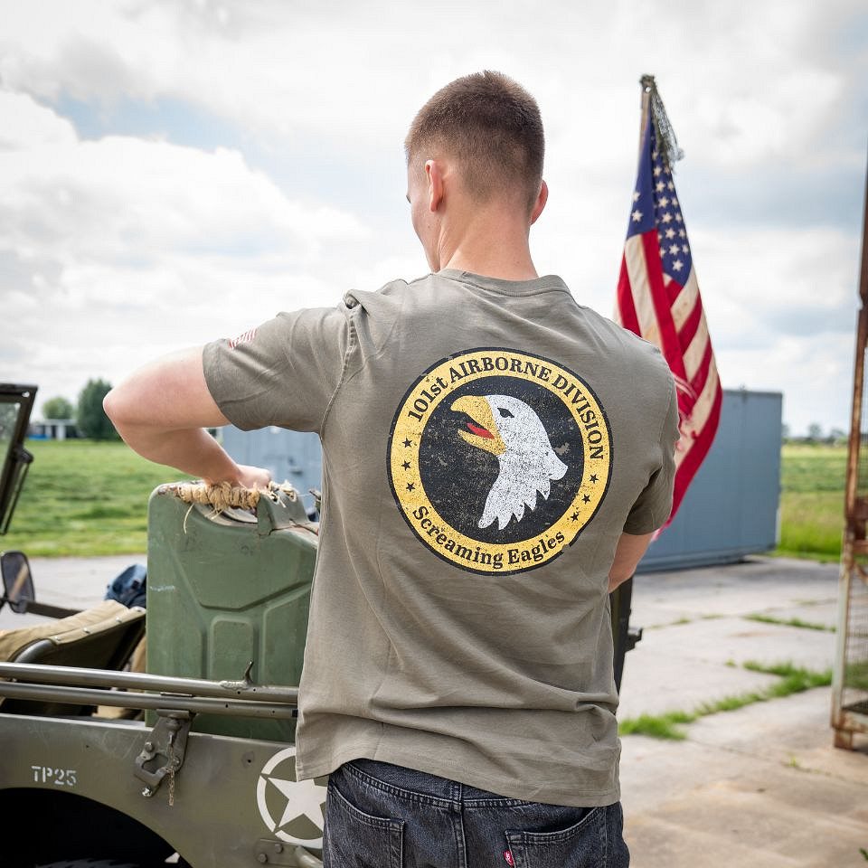 Camiseta 101st Airborne con emblema circular grande, texto AIRBORNE y bandera de EE. UU., 100% algodón