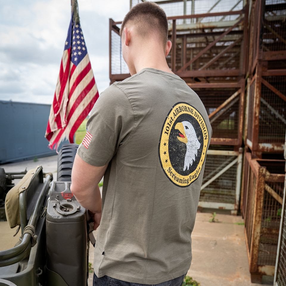 Camiseta 101st Airborne con emblema circular grande, texto AIRBORNE y bandera de EE. UU., 100% algodón