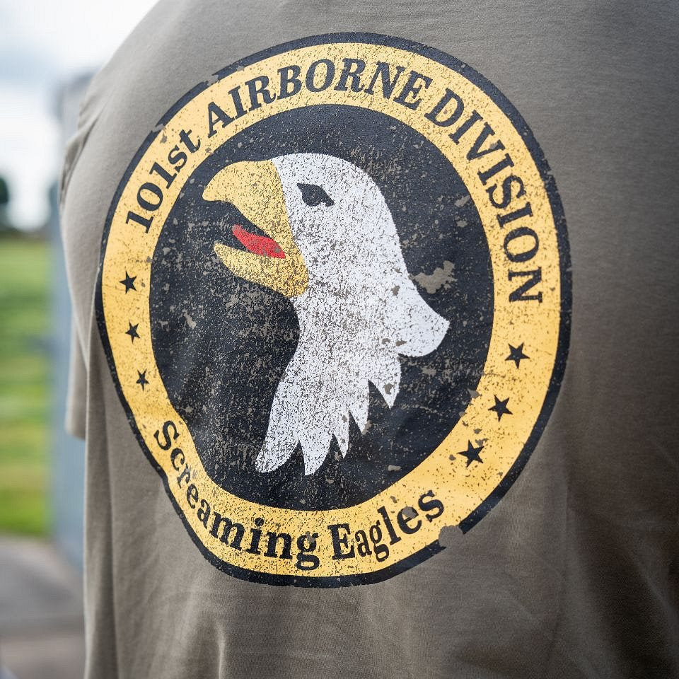 Camiseta 101st Airborne con emblema circular grande, texto AIRBORNE y bandera de EE. UU., 100% algodón