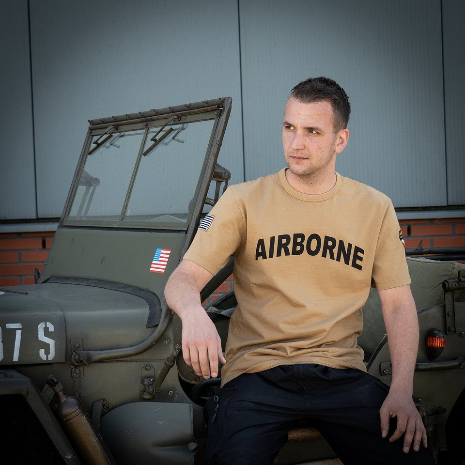 Camiseta AIRBORNE 101.ª División parche en la manga color arena Águilas Gritonas