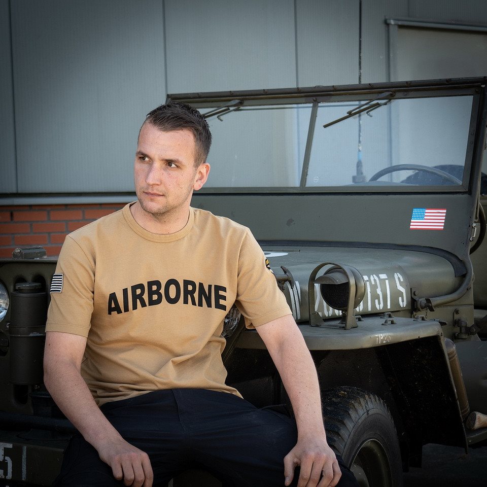 Camiseta AIRBORNE 101.ª División parche en la manga color arena Águilas Gritonas