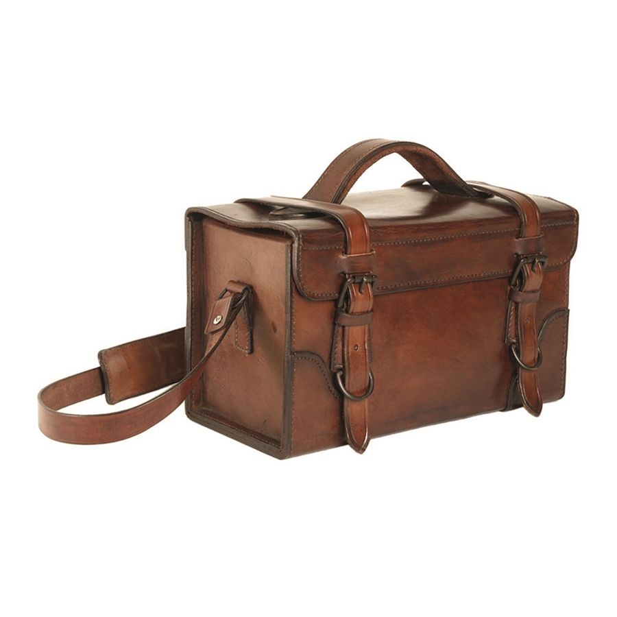 Bolso bandolera de cuero marrón rectangular con dos hebillas y correa para el hombro