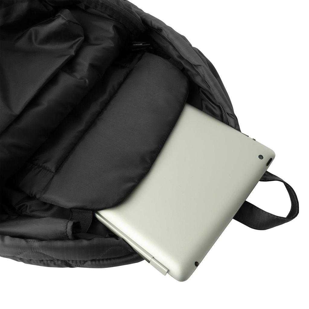 Mochila Woobie negra compacta vista frontal