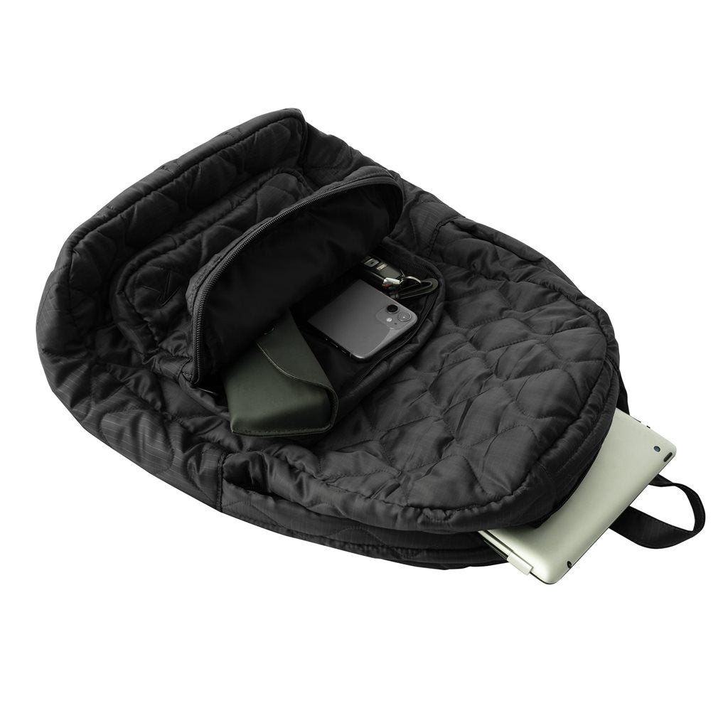 Mochila Woobie negra compacta vista frontal