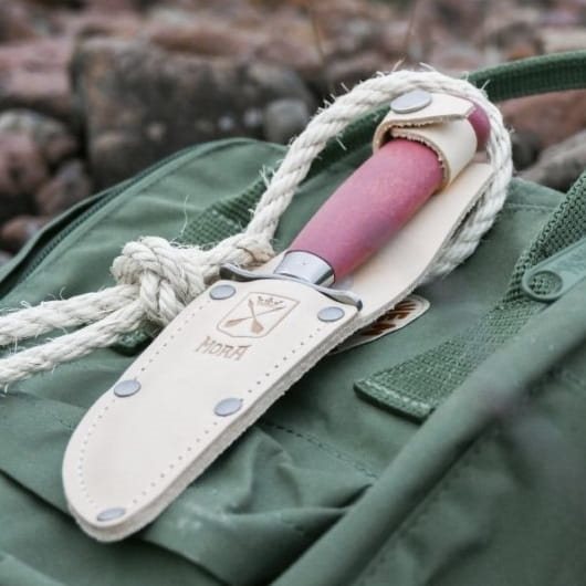 Cuchillo SCOUT 39 rojo con funda de cuero, mango de abedul y hoja de acero 12C27