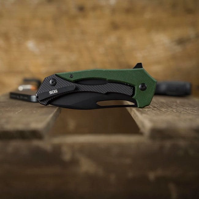 Navaja plegable BULWARK FL verde con hoja drop point negra PVD en Cryo D2 y filo liso