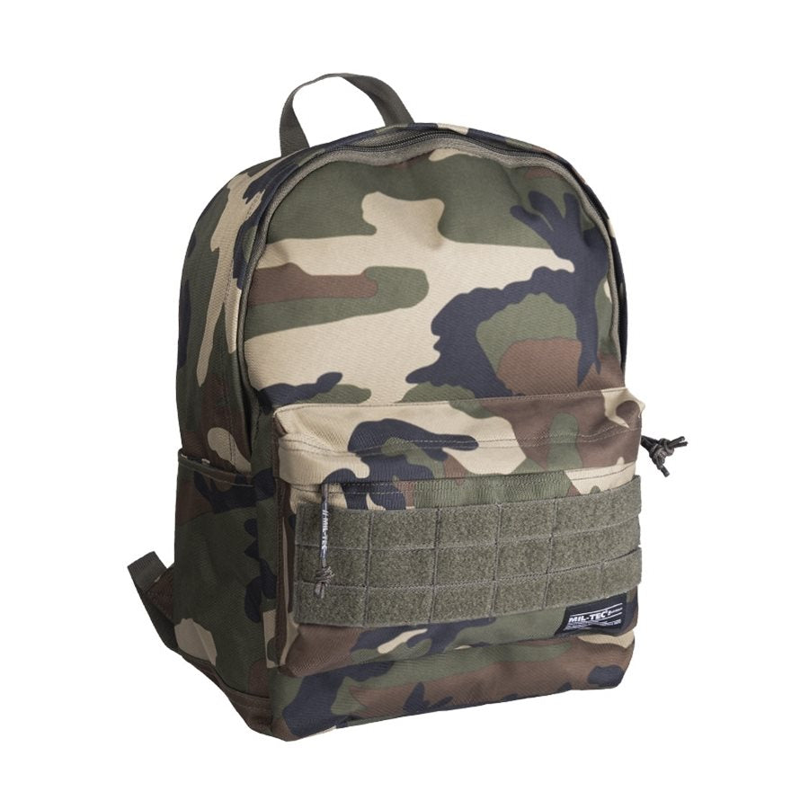 Mochila táctica MIL-TEC CITYSCAPE 20 litros woodland, vista frontal con MOLLE/PALS y bolsillos laterales
