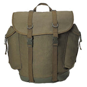 Mochila BW montaña verde con fondo de goma y tapa impermeable, gran compartimento y bolsillos laterales