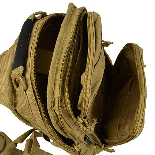 Mochila táctica ASSAULT pequeña verde con sistema MOLLE y correa acolchada para llevar en un hombro