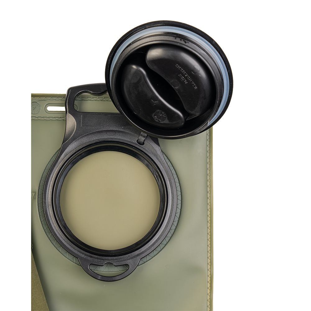 Bolsa de hidratación verde 1,5 L con manguera y boquilla, material PVC
