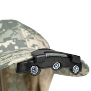 Linterna pequeña de 3 LED montada en la visera de una gorra, con pilas incluidas