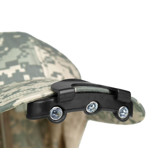 Linterna pequeña de 3 LED montada en la visera de una gorra, con pilas incluidas