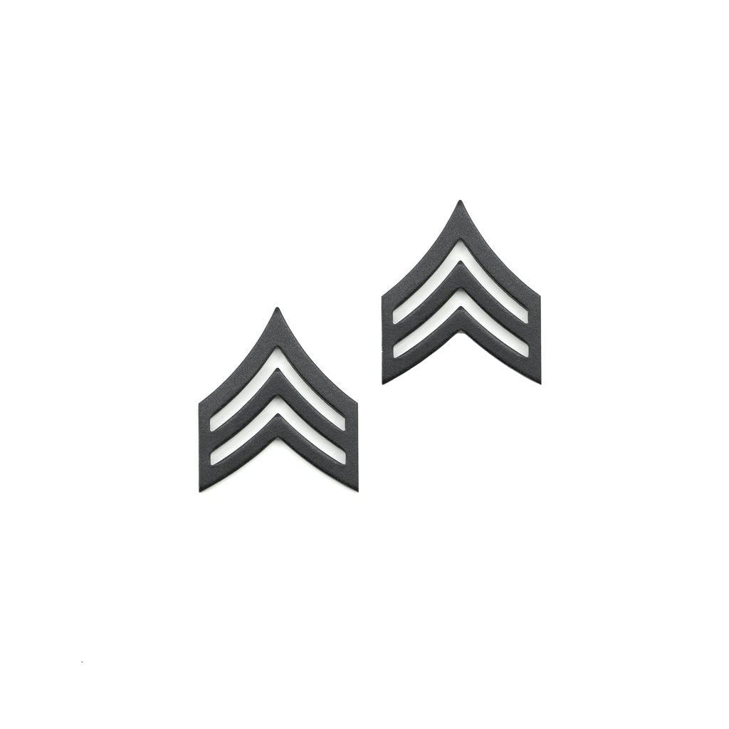 Distintivo metálico de rango Sergeant Subdued en negro - US Army