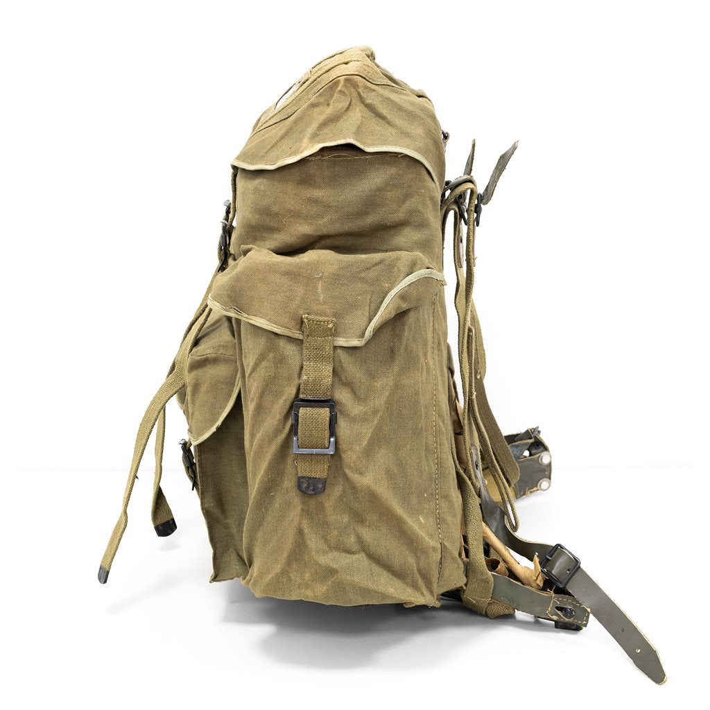Mochila italiana Alpine usada con armazón metálico y lona original del ejército
