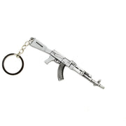 Llavero metálico con forma de fusil AK plateado, longitud aproximada 11,5 cm, incluye anilla para llaves