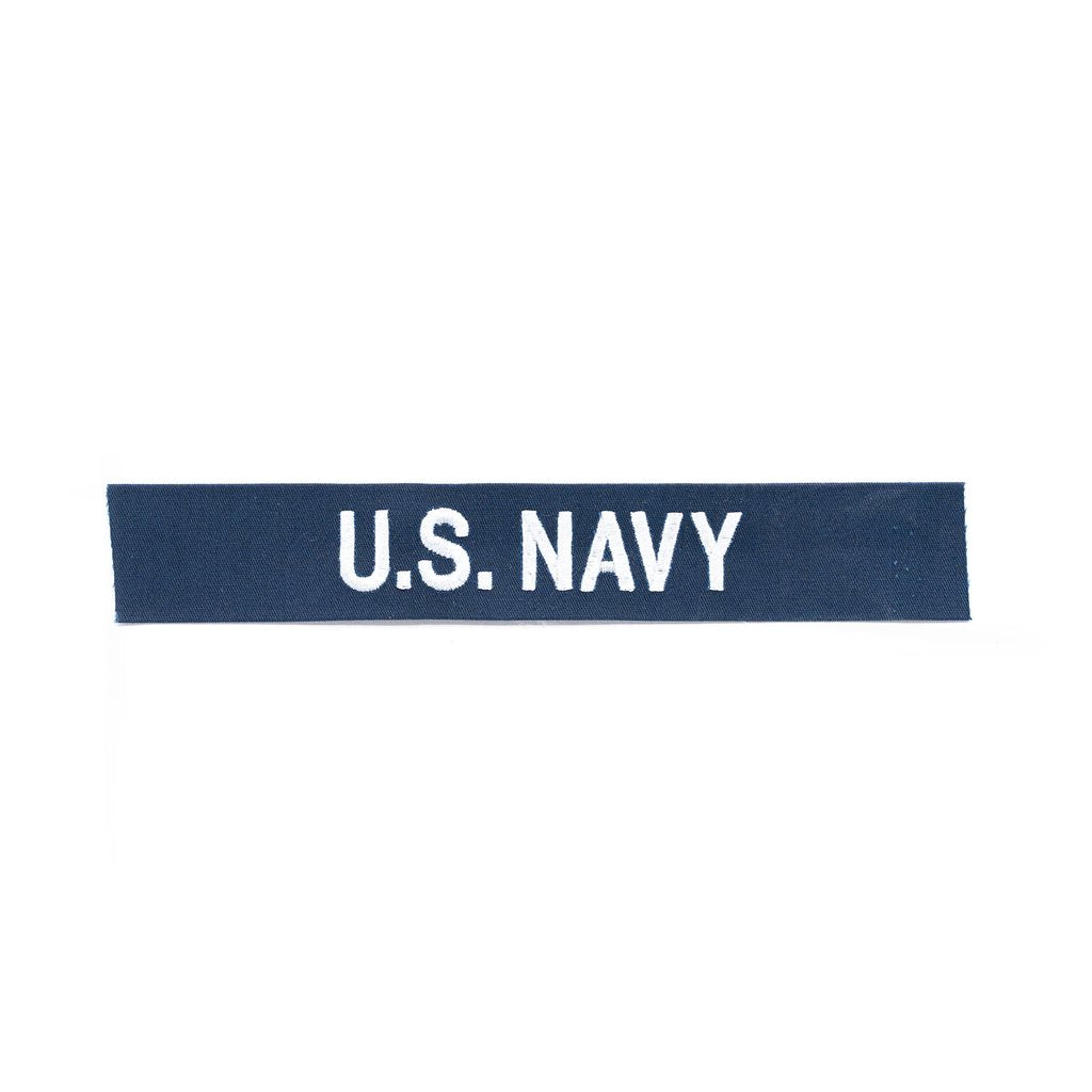 Parche U.S. NAVY bordado en hilo plateado sobre fondo azul, fabricado en EE. UU.
