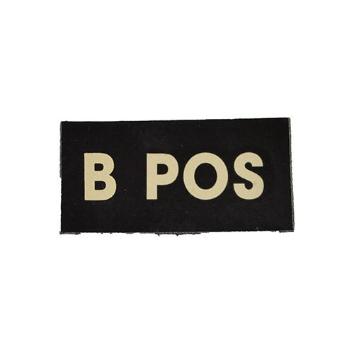 Parche VELCRO negro con B Pos, visible en espectro IR