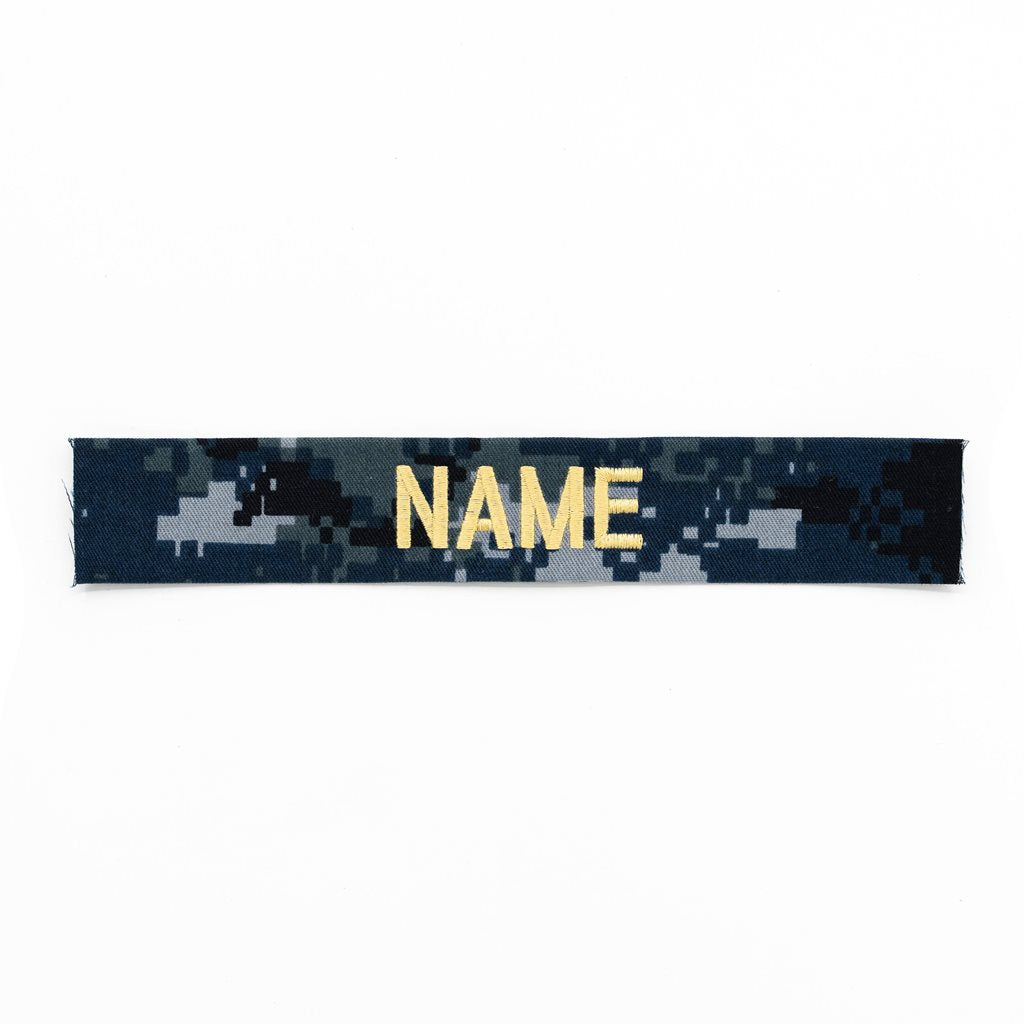 Parche personalizado 'NAME' con hilo dorado sobre base DIGITAL NAVY