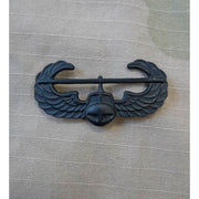 Insignia US Air Assault negra de metal mate, original fabricada en Estados Unidos