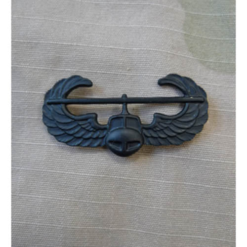 Insignia US Air Assault negra de metal mate, original fabricada en Estados Unidos