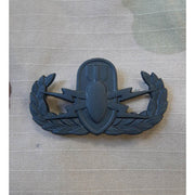 Insignia EOD estadounidense en metal negro mate
