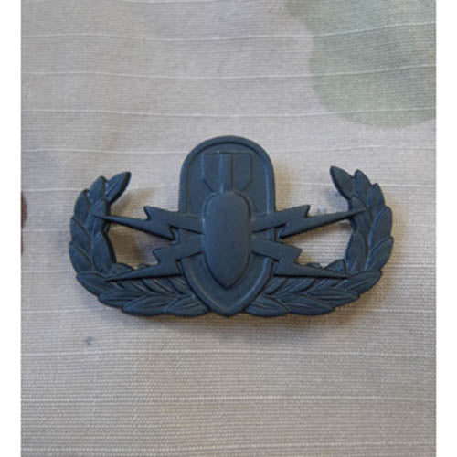 Insignia EOD estadounidense en metal negro mate