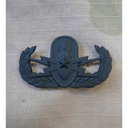 Insignia US Explosive Ordnance Disposal (EOD) Senior en metal negro mate, fabricada en EE. UU.