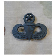 Insignia US PARACHUTIST Master negra en metal mate, original fabricada en EE. UU.