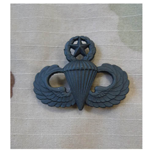 Insignia US PARACHUTIST Master negra en metal mate, original fabricada en EE. UU.