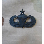 Insignia US Parachutist Senior en metal negro mate, fabricada en EE. UU. según especificación militar.