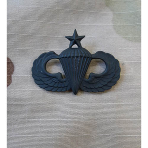 Insignia US Parachutist Senior en metal negro mate, fabricada en EE. UU. según especificación militar.